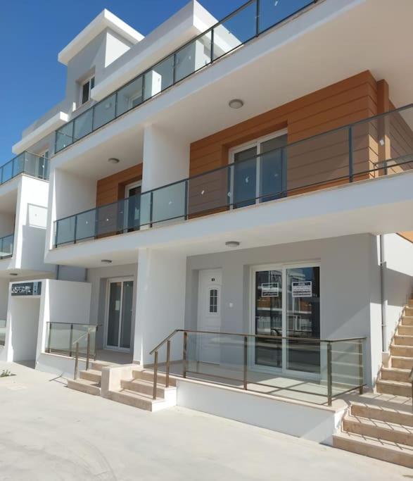 1 Bedroom Home - New Furnishings Trikomo Exterior photo